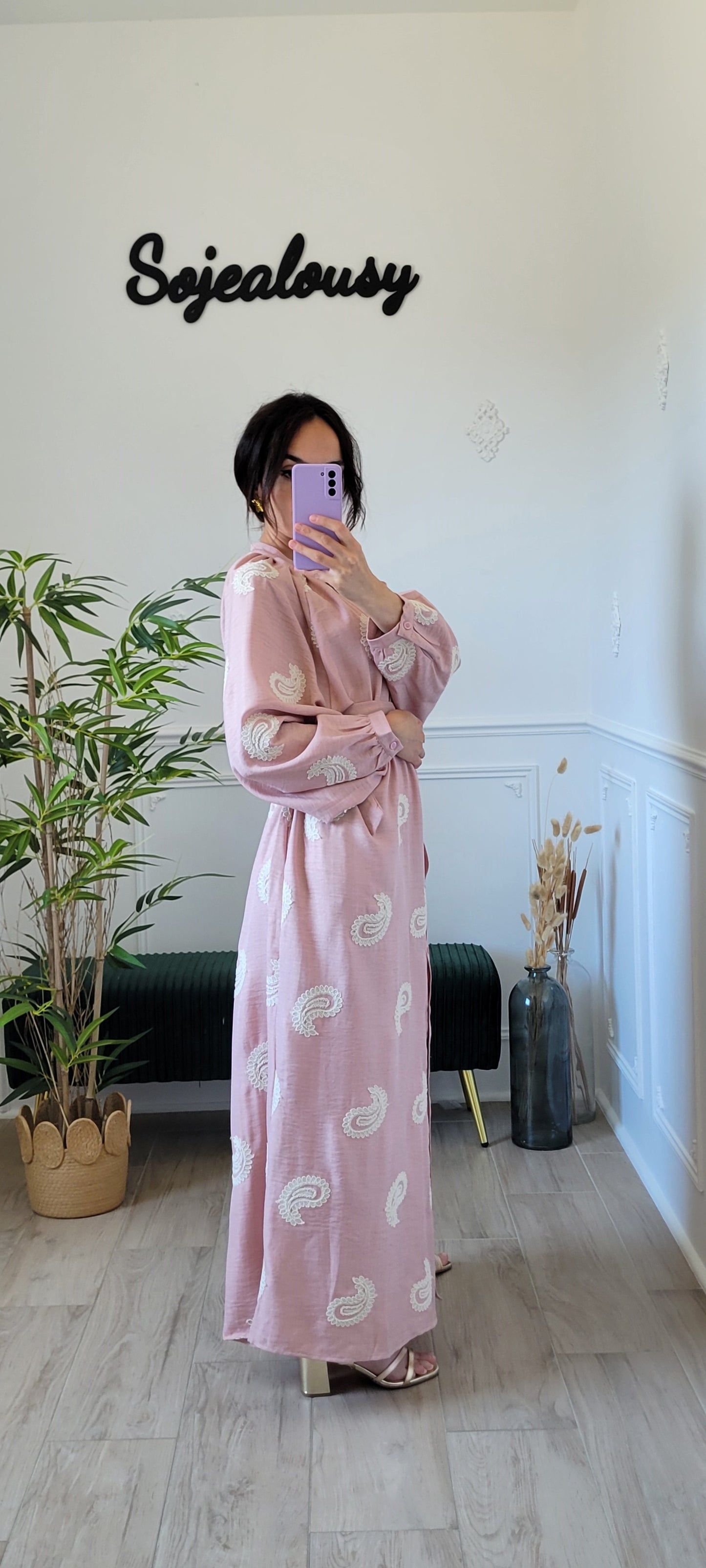 Robe longue motifs brodés rose clair