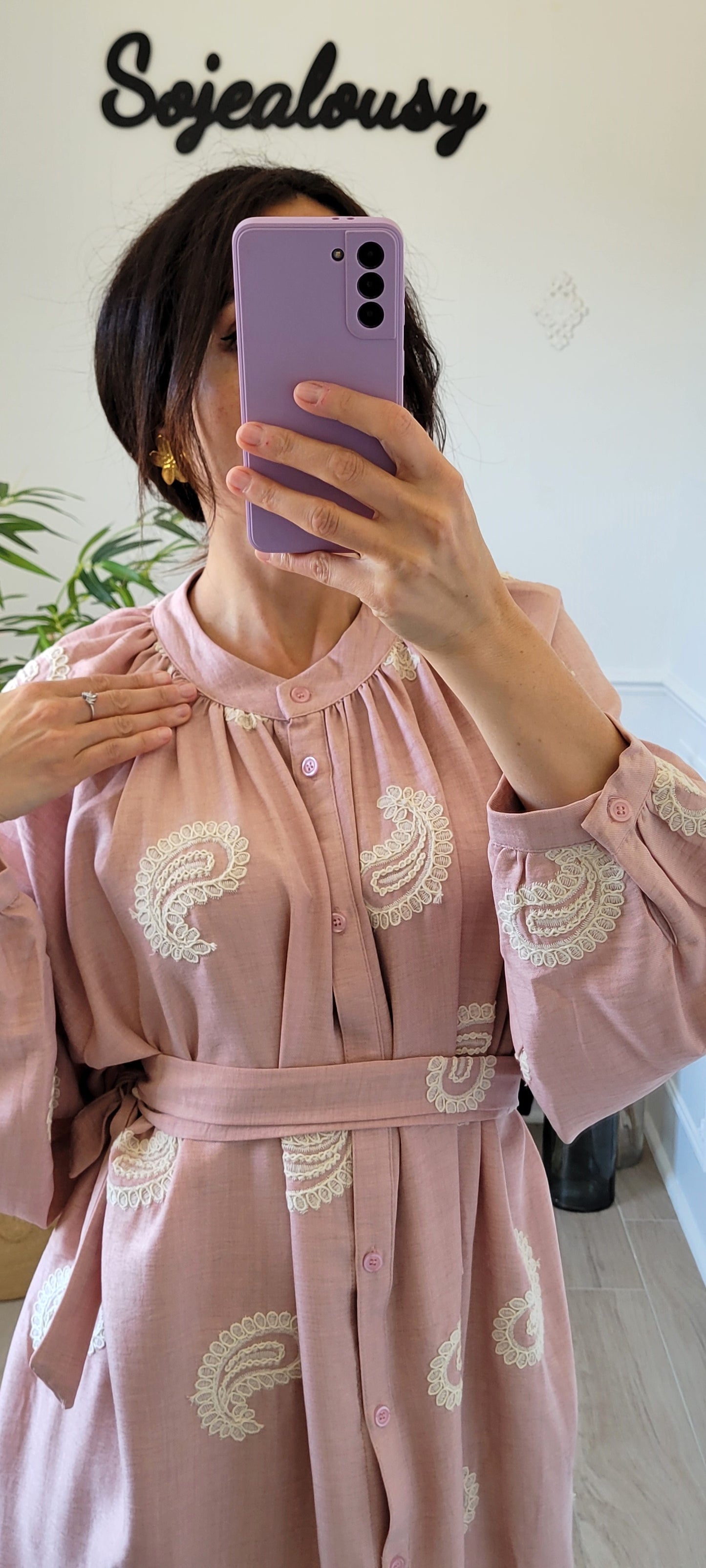 Robe longue motifs brodés rose clair