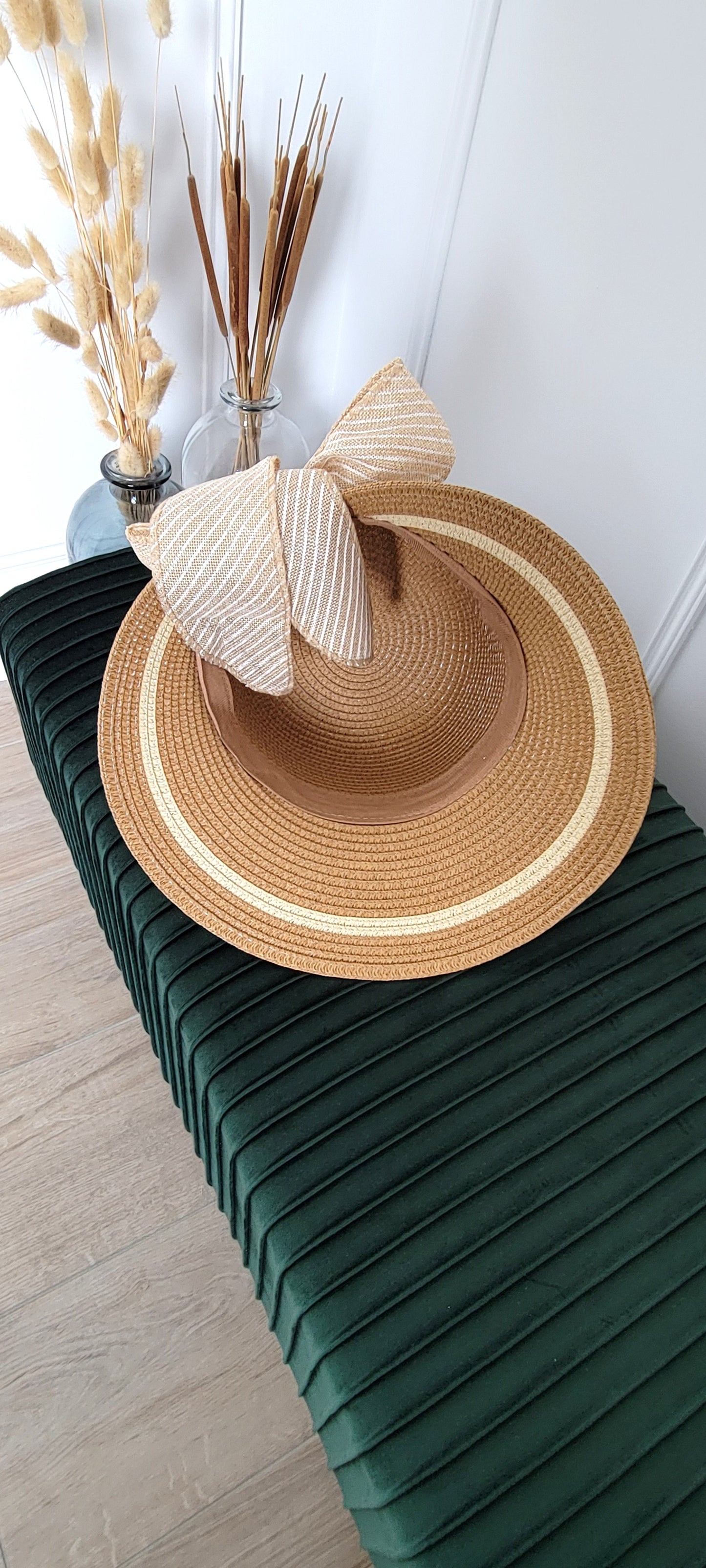 Chapeau avec grand noeud