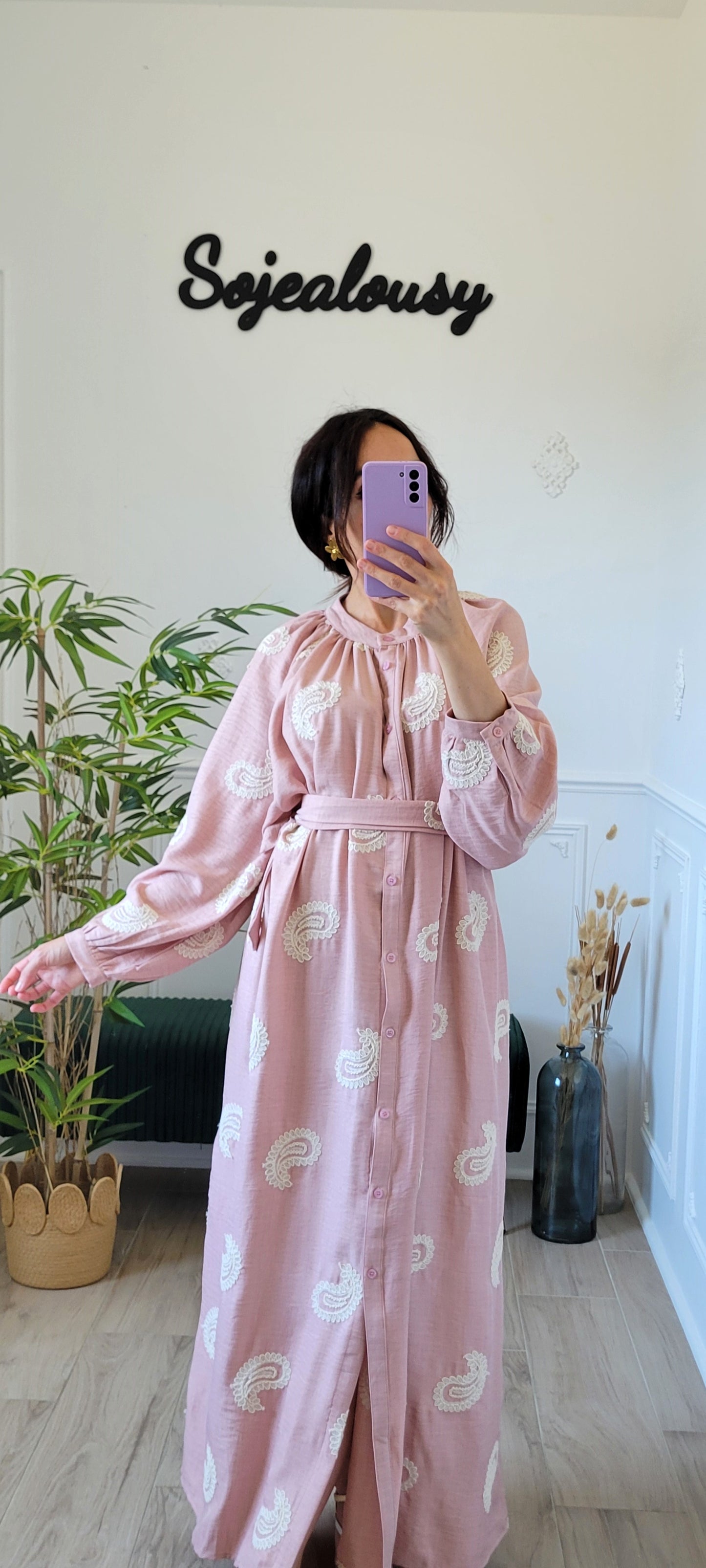 Robe longue motifs brodés rose clair