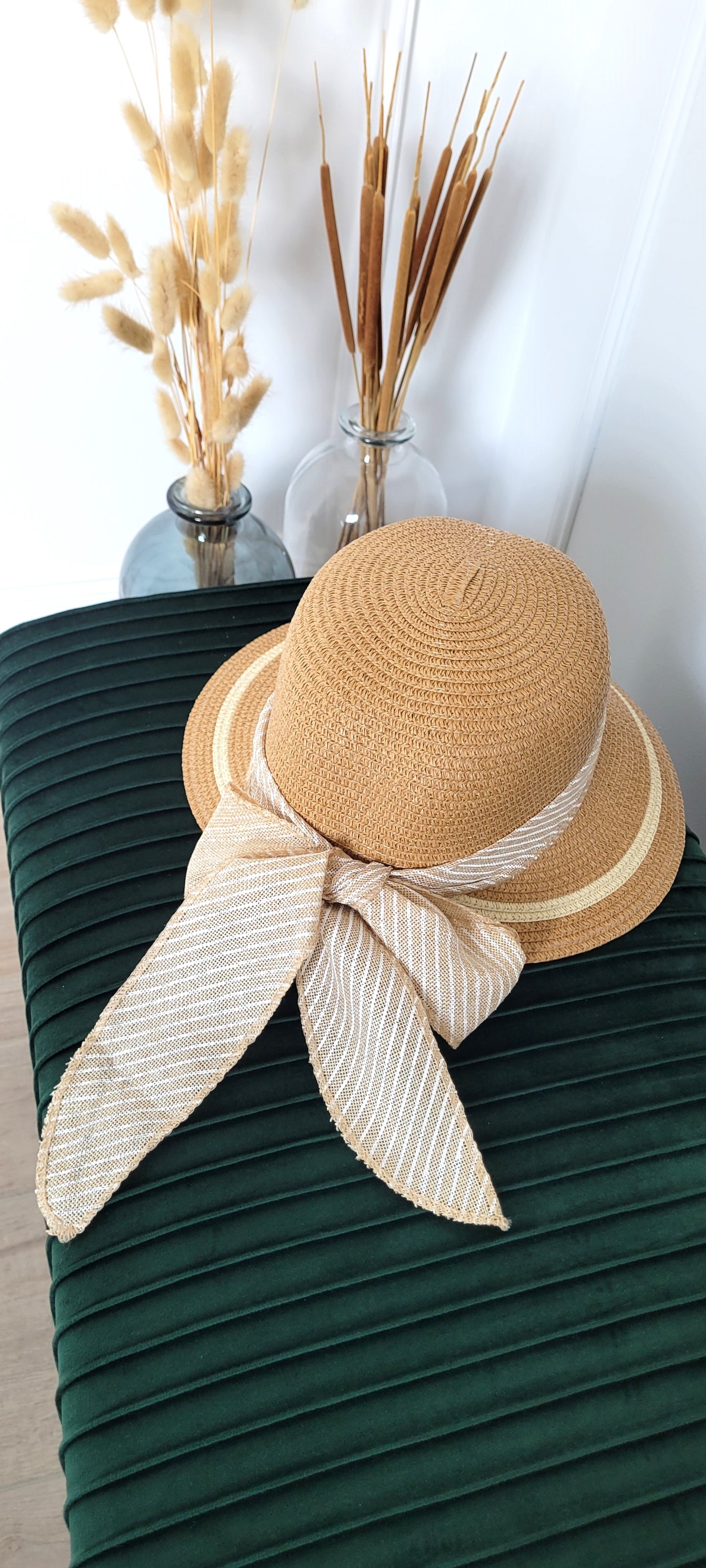 Chapeau avec grand noeud